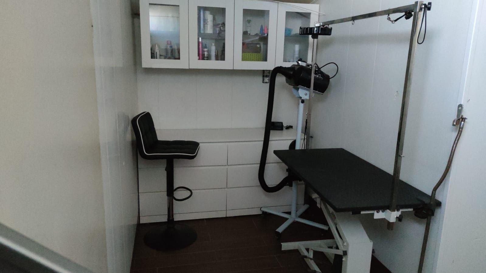 Sala de peluquería con mesa y equipamiento